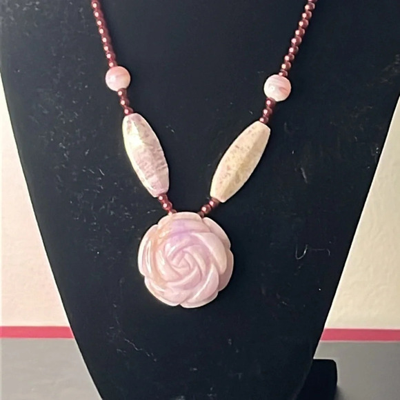 Purple Lilac Jadeite Rose Pendant and Agate Stone Bead‎ Vintage Necklace - Picture 2 of 4